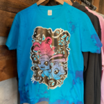 t-shirt azzurra con pupazzi