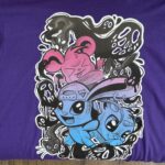 t-shirt con pupazzi viola - immagine 2
