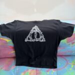 t-shirt nera con doni della morte