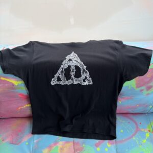 t-shirt nera con doni della morte