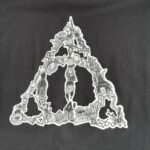 t-shirt nera con doni della morte - immagine 2