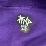 t-shirt con pupazzi viola - immagine 3
